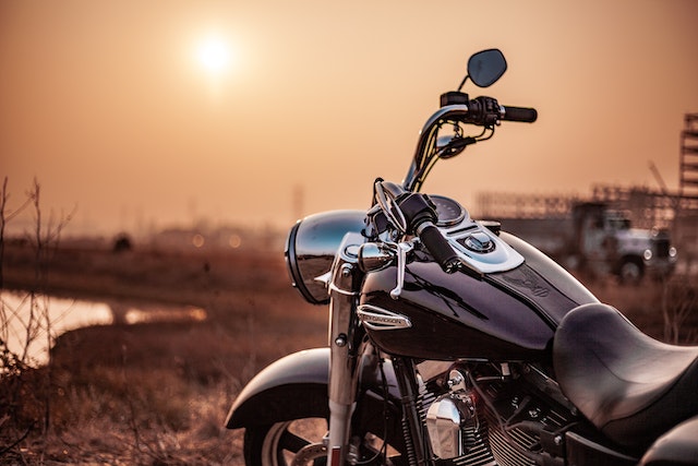 Motocyklowa adrenalina, a bezpieczeństwo - w co się wyposażyć do jazdy na motorze?