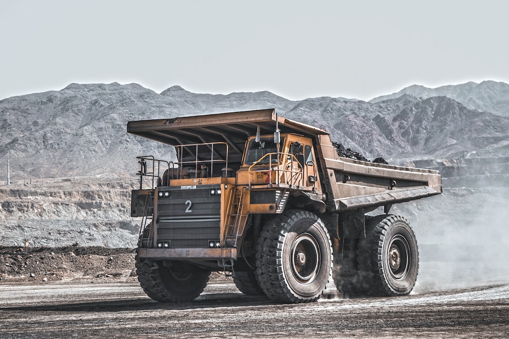 Kluczowe zasady pracy na pojazdach ciężarowych w kopalniach odkrywkowych